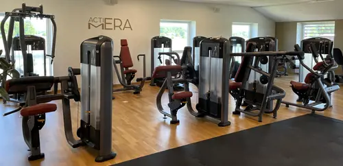 Actimera AB -  GYM - Bara det bästa är gott nogI gymmet på plan två finner du maskiner i premiumklass. Här inryms både en konditionsdel, styrkemaskiner, cirkelträning och en friviktsdel med en bur. Här kan du träna efter egen förmåga eller tillsammans med en Personlig Tränare för bästa resultat.Är du intresserad av att börja gymma hos oss? Boka ett förutsättningslöst informationssamtal via knappen nedan så hjälper vi dig komma igång med din gymträning.Här är de 15st mest sökta gymmen på GymKarta i Juli 2023Nordic Wellness Lindholmen på Lindholmsallén 20 i GöteborgSATS Gamlestaden på Gamlestadstorget 7 i GöteborgSTC Sävedalen - Göteborgsvägen 104 - GymKarta.seSTC munkebäck på Munkebäcks Allé 26 i GöteborgNordic Wellness Göteborg Kviberg Arena - GymKarta.seNordic Wellness Kungälv Kongahälla - GymKarta.seActic Lerum - Vattenpalatset på Häradsvägen 3 i Lerum&nbsp;Maximus Gym Brunnsbo på Folkvisegatan 15 i GöteborgSATS Hovås på Björklundabacken 2 i Hovås - GymKarta.seNordic Wellness Backaplan på Gustaf Dalénsgatan 13Fitness24Seven på Lergöksgatan 6 i Västra FrölundaSATS Askim (Sisjön stora) på Ekonomivägen 6 i AskimSTC på Ekenleden 10 i Kållered - GymKarta.seNordic Wellness Marklandsgatan - GymKarta.seNordic Wellness på Vasagatan 7 i Göteborg